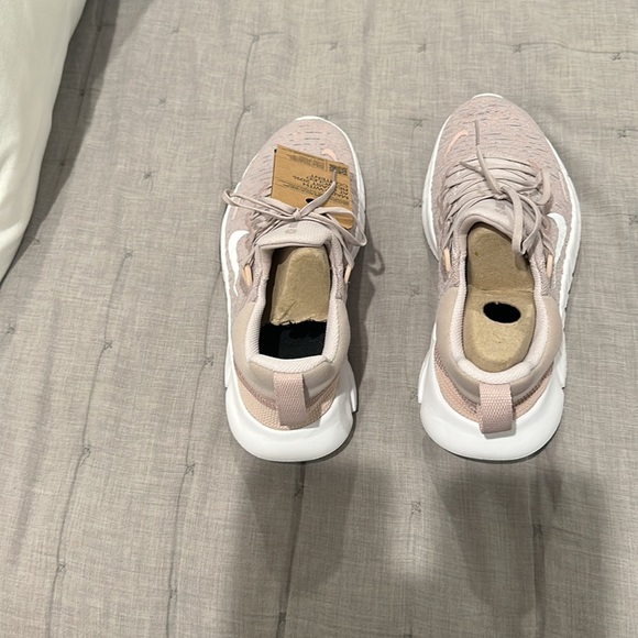 Great Nike free stretch sneakers. Brand New - Picture 3 of 4